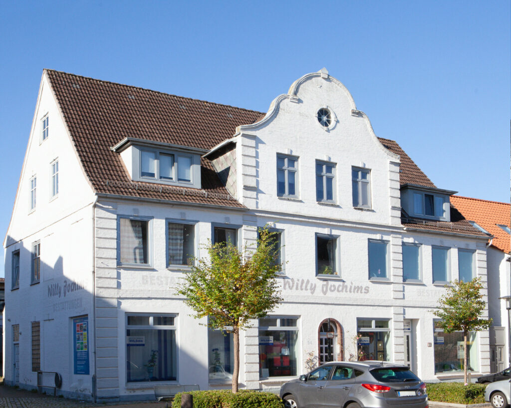 Das denkmalgeschützte Gebäude des Firmenteils Bestattungen Jochims im Friedrichsberg in Schleswig.